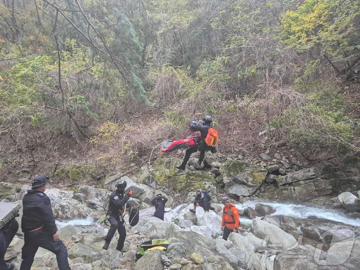 20일 오후 2시3분쯤 강원 인제군 북면 용대리 설악산 응봉폭포에서 추락사고가 발생한 가운데 현장 소방구조대원들이 70대 A 씨를 구조하고 있다.&#40;강원도소방본부 제공&#41;/뉴스1