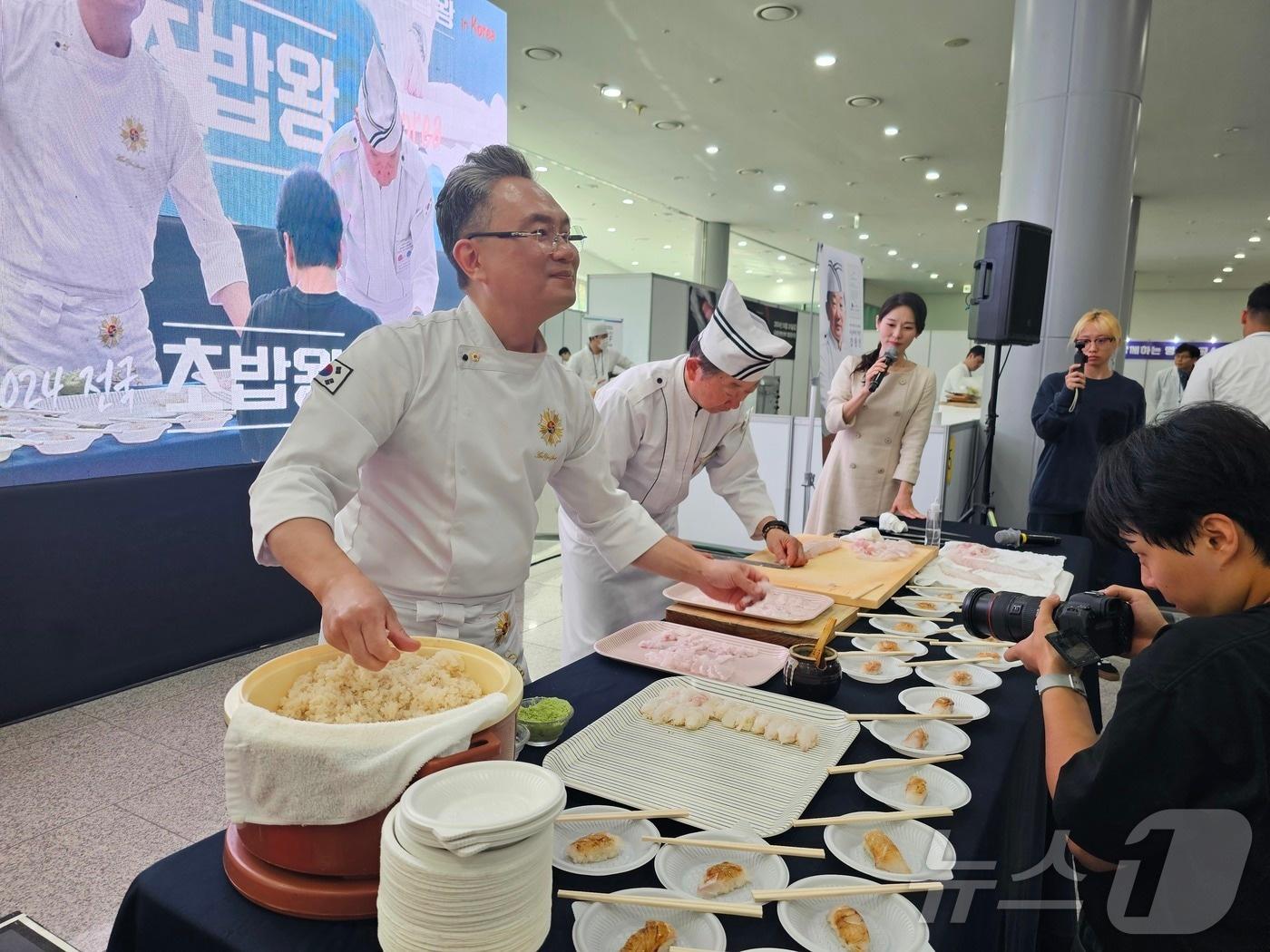 대한민국 조리명장인 안유성 가매일식 대표가 20일 광주 김대중컨벤션센터에서 자신이 개최한 ‘2024 전국 초밥왕대회’ 식전 행사로 강창건 명인과 함께 1점에 1만5000원 상당의 다금바리 초밥 300개를 만들고 있다.2024.10.20./뉴스1 ⓒ News1 서충섭 기자