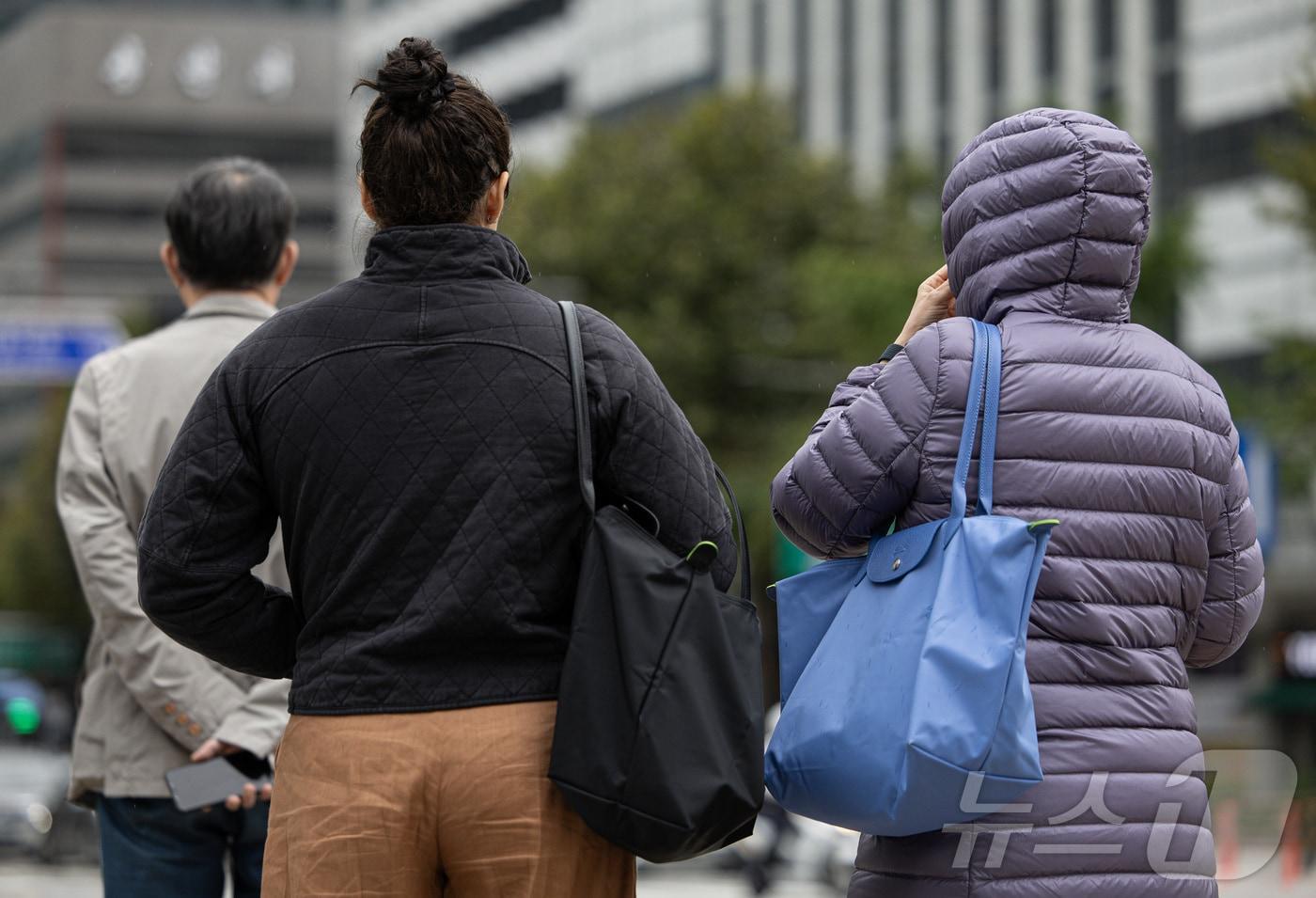 쌀쌀한 날씨를 보인 지난 21일 오전 서울 세종대로 광화문사거리에서 두터운 외투를 입은 외국인 관광객들이 길을 거닐고 있다. /뉴스1 ⓒ News1 이재명 기자