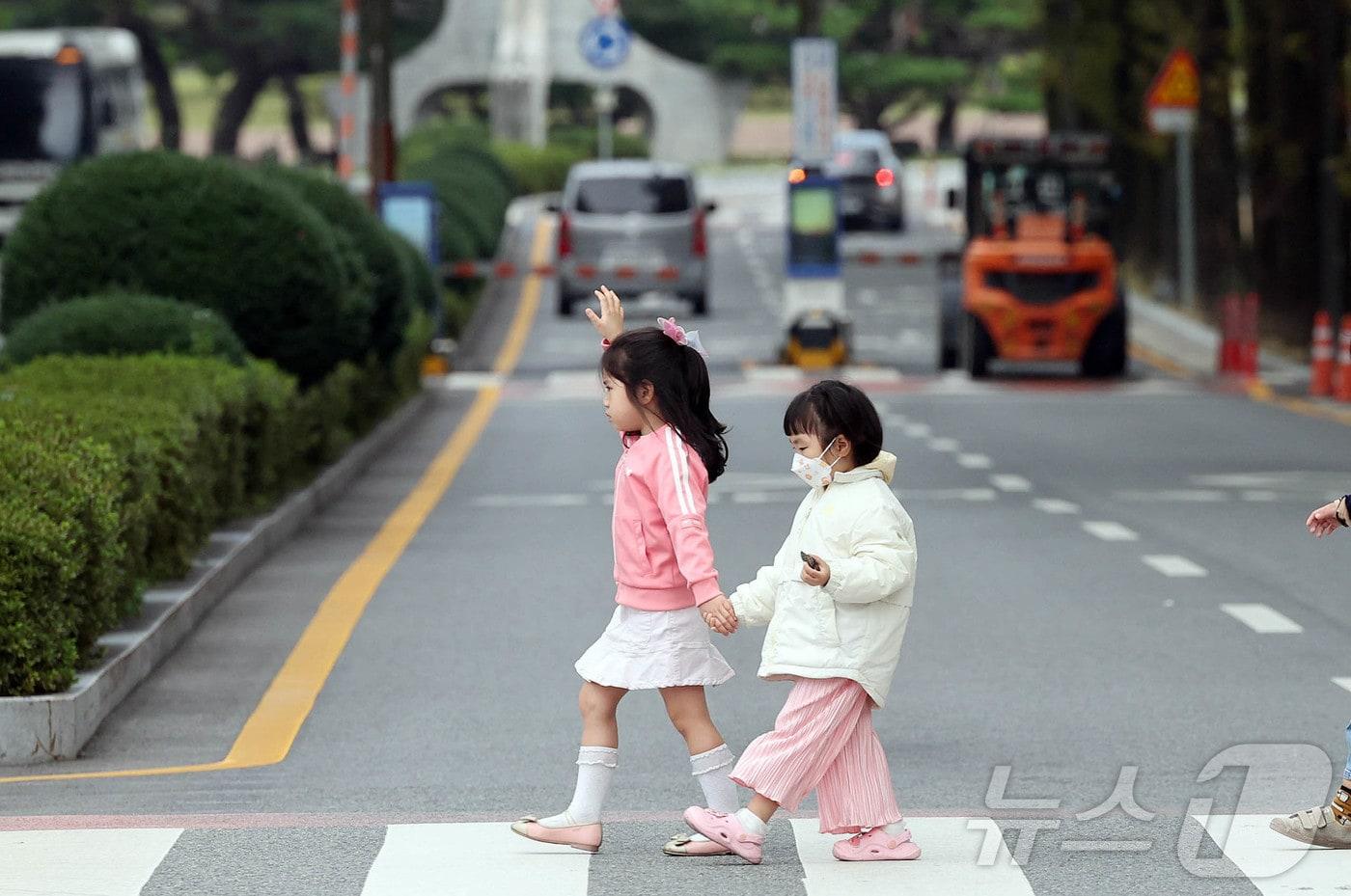 쌀쌀한 날씨를 보인 21일 광주 전남대학교 캠퍼스로 야외활동 나온 북구청직장어린이집 아이들이 손을 들고 건널목을 건너고 있다.&#40;광주 북구 제공&#41;2024.10.21/뉴스1 ⓒ News1 박지현 기자