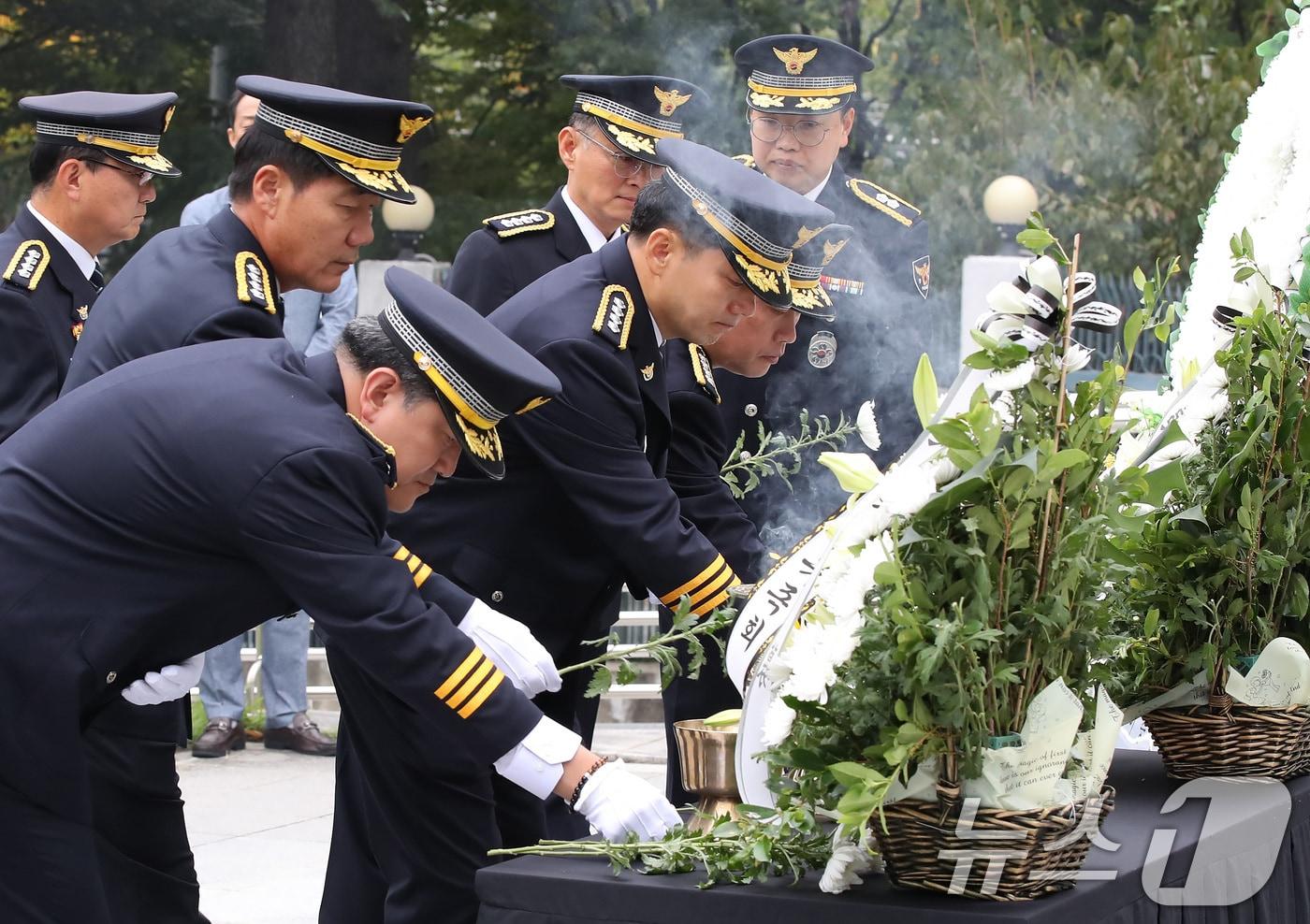 제79주년 경찰의 날을 맞아 21일 오전 대구경찰청 옆 대구경찰시민공원에서 열린 순직 경찰관 추모식에서 대구경찰 간부들이 헌화하고 있다. 2024.10.21/뉴스1 ⓒ News1 공정식 기자