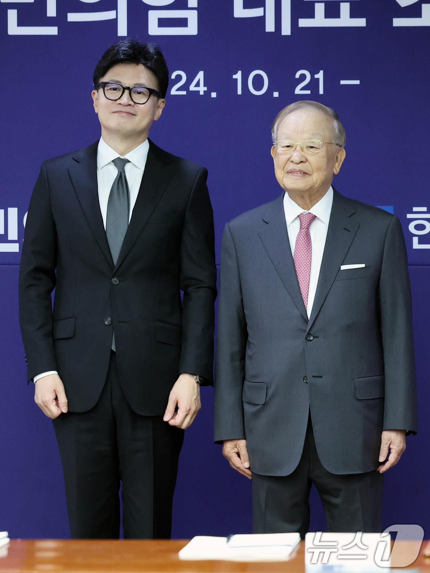 한동훈 국민의힘 대표와 손경식 한국경영자총협회 회장이 21일 오전 서울 마포구 경총회관에서 열린 간담회에서 기념촬영을 하고 있다. 2024.10.21/뉴스1 ⓒ News1 황기선 기자