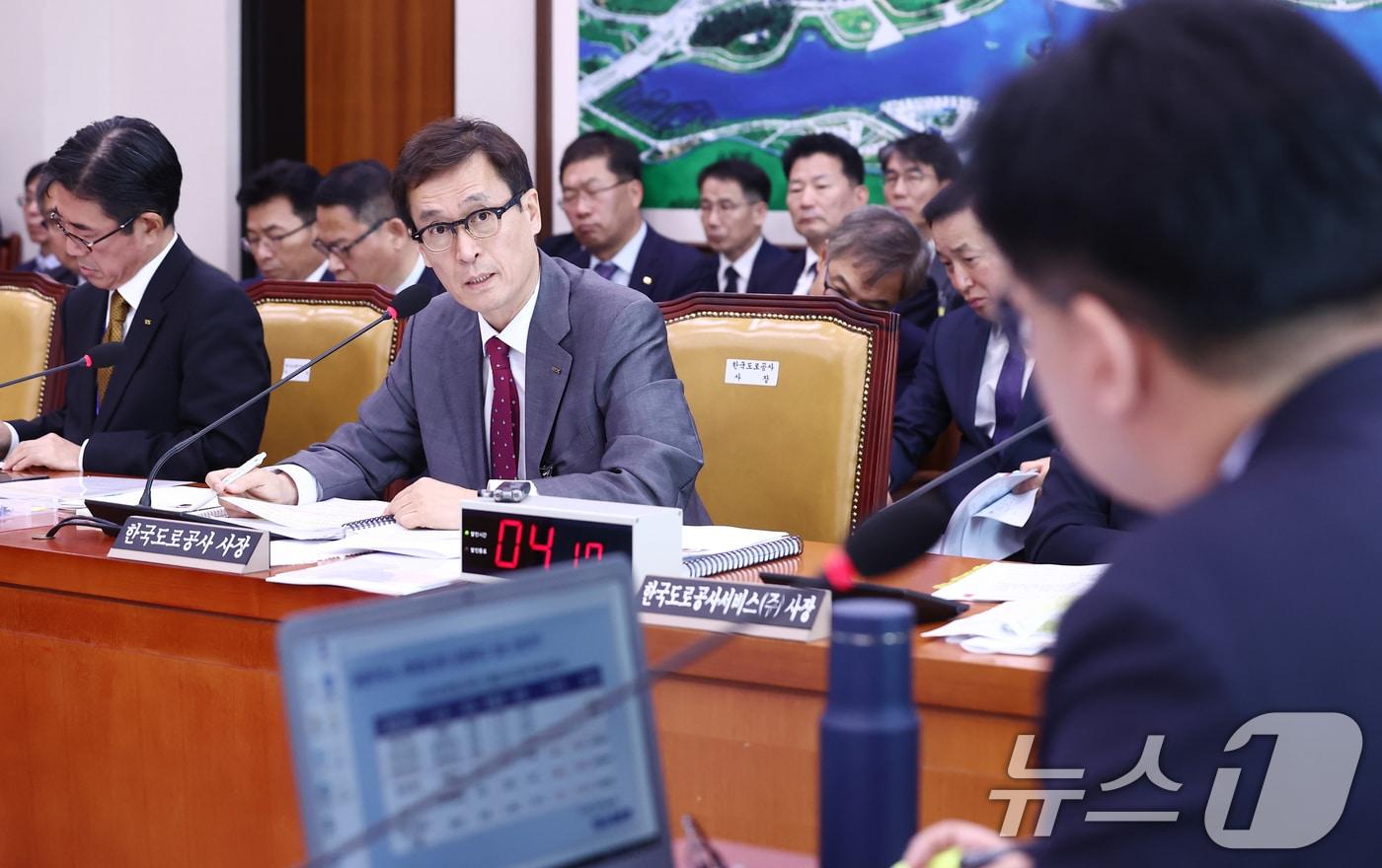 함진규 한국도로공사 사장이 21일 오전 서울 여의도 국회 국토교통위원회에서 열린 한국도로공사, 한국교통안전공단, 한국도로공사서비스 등에 대한 국정감사에서 의원 질의에 답변하고 있다. 2024.10.21/뉴스1 ⓒ News1 김민지 기자