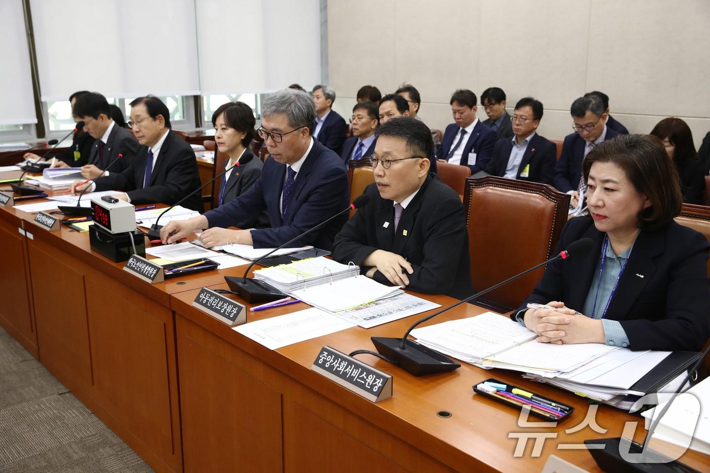 정익중 아동권리보장원장&#40;오른쪽 두번째&#41;이 21일 오전 서울 여의도 국회에서 열린 보건복지위원회의 한국노인인력개발원, 한국보건복지인재원, 한국장애인개발원, 한국사회복지협의회, 아동권리보장원 등에 대한 국정감사에서 의원 질의에 답하고 있다. 2024.10.21/뉴스1 ⓒ News1 이광호 기자