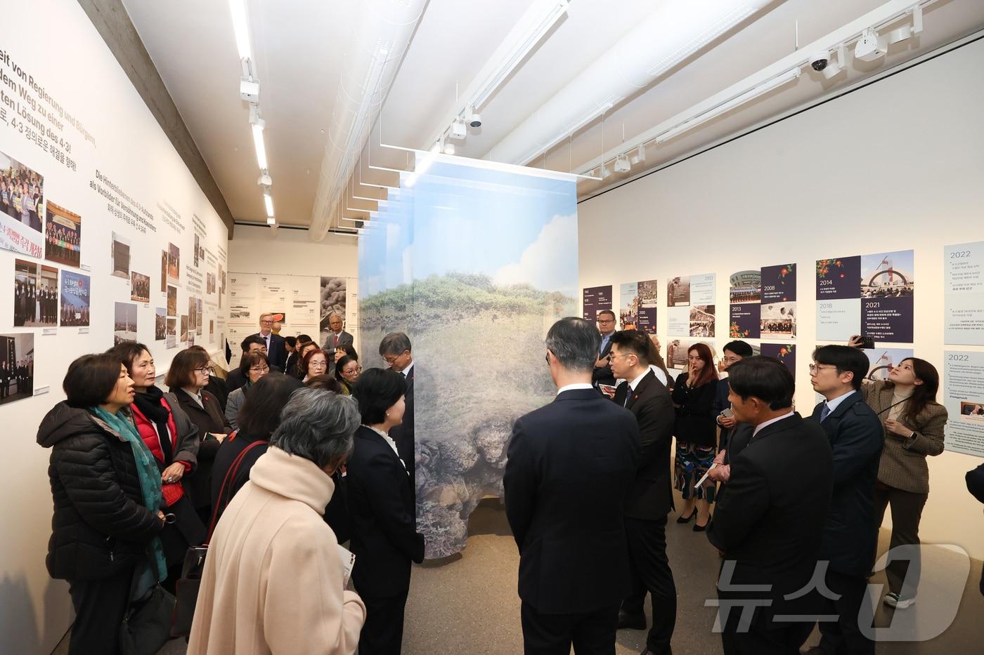 유럽에서 열린 &#39;제주4·3기록물: 진실과 화해에 관한 기록&#39; 국제특별전 현장.&#40;제주도 제공&#41;