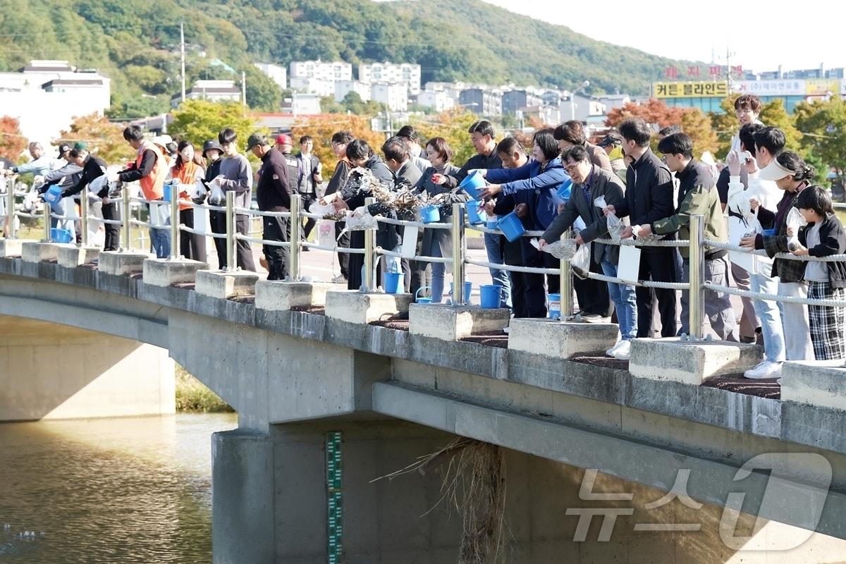 광주시가 지난 20일 경안천 등 지역 4개 하천에서 다슬기 치패와 미꾸리 치어 등을 방류했다.&#40;광주시 제공&#41;