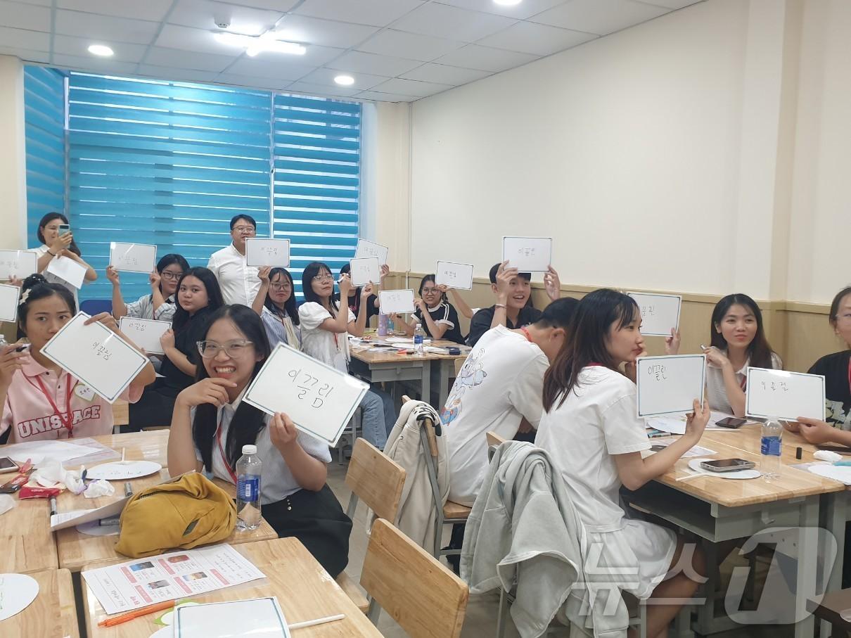 베트남호치민시한국교육원에서 &#39;전남 문화&#39;를 주제로 한국어 교류 수업이 진행되고 있다.2024.10.21.&#40;전남교육청 제공&#41;/뉴스1 