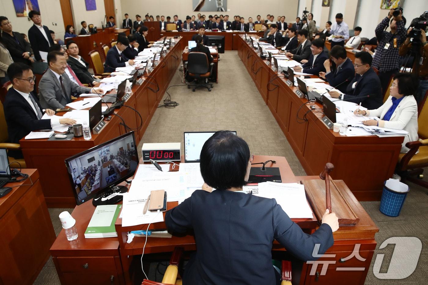 최민희 국회 과방위원장이 21일 오후 서울 여의도 국회에서 과학기술정보방송통신위원회의 방송통신심의위원회에 대한 국정감사를 중지 시킨후 전체회의를 열고 김대남 전 대통령실 시민소통비서관 직무대리 등 국정감사에 불출석한 증인 3명에 대한 동행명령장 발부의 건을 의결하고 있다. 2024.10.21/뉴스1 ⓒ News1 이광호 기자