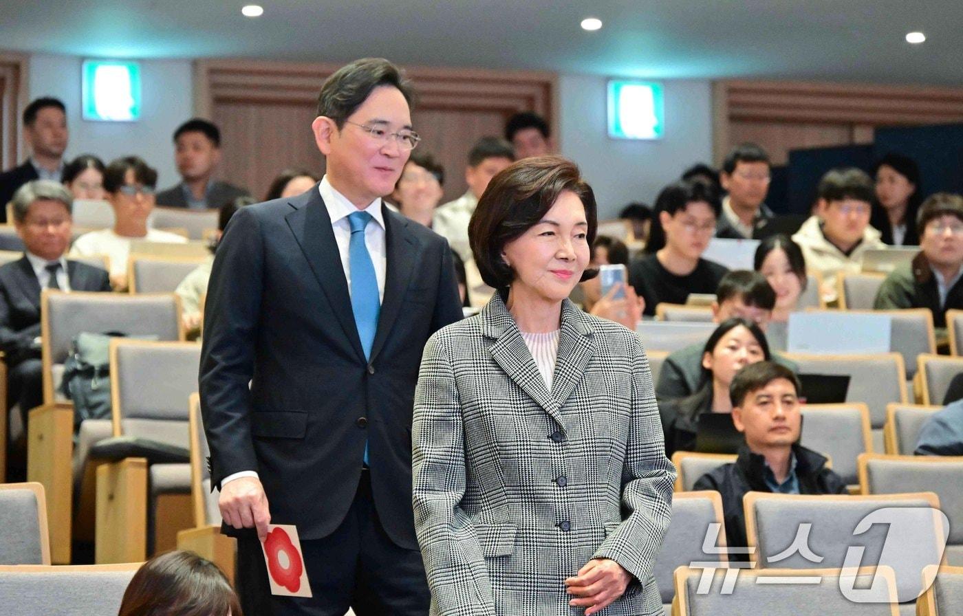 이재용 삼성전자 회장과 홍라희 전 리움미술관장이 21일 서울 종로구 서울대어린이병원에서 열린 &#39;이건희 소아암·희귀질환 극복사업, 함께 희망을 열다, 미래를 열다&#39; 행사에 참석하고 있다. 고&#40;故&#41; 이건희 삼성 선대회장의 유산으로 시작된 소아암·희귀질환 극복 사업은 올해로 4년차를 맞았다. 사업을 통해 소아암·희귀질환 진단을 받은 환자만 1만 명에 달한다. &#40;서울대학교병원 제공&#41; 2024.10.21/뉴스1