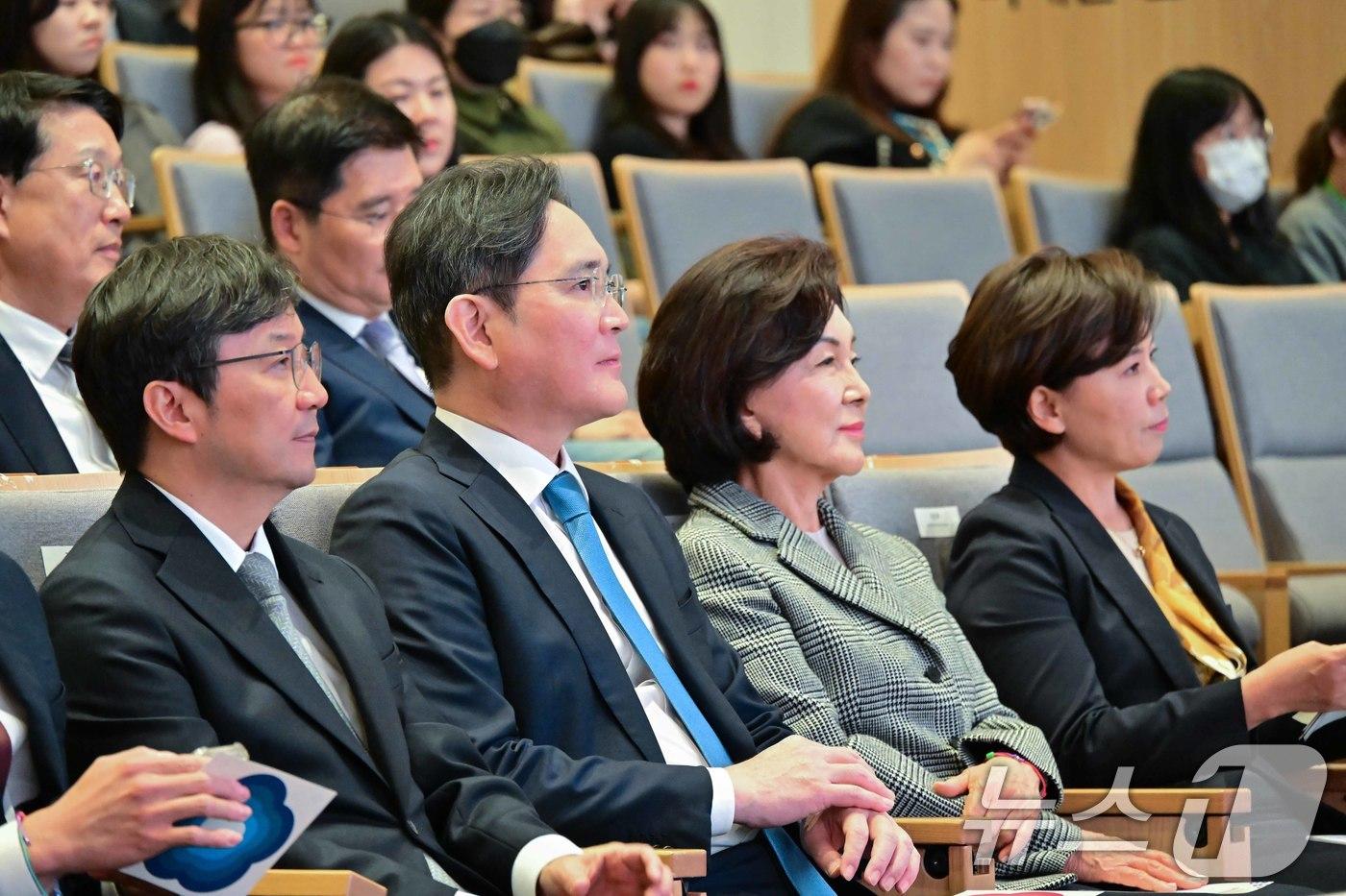 이재용 삼성전자 회장&#40;왼쪽 두 번째부터&#41;, 홍라희 전 리움미술관장이 21일 서울 종로구 서울대어린이병원에서 열린 &#39;이건희 소아암·희귀질환 극복사업, 함께 희망을 열다, 미래를 열다&#39; 행사에 참석해 있다. 고&#40;故&#41; 이건희 삼성 선대회장의 유산으로 시작된 소아암·희귀질환 극복 사업은 올해로 4년차를 맞았다. &#40;서울대학교병원 제공&#41; 2024.10.21/뉴스1