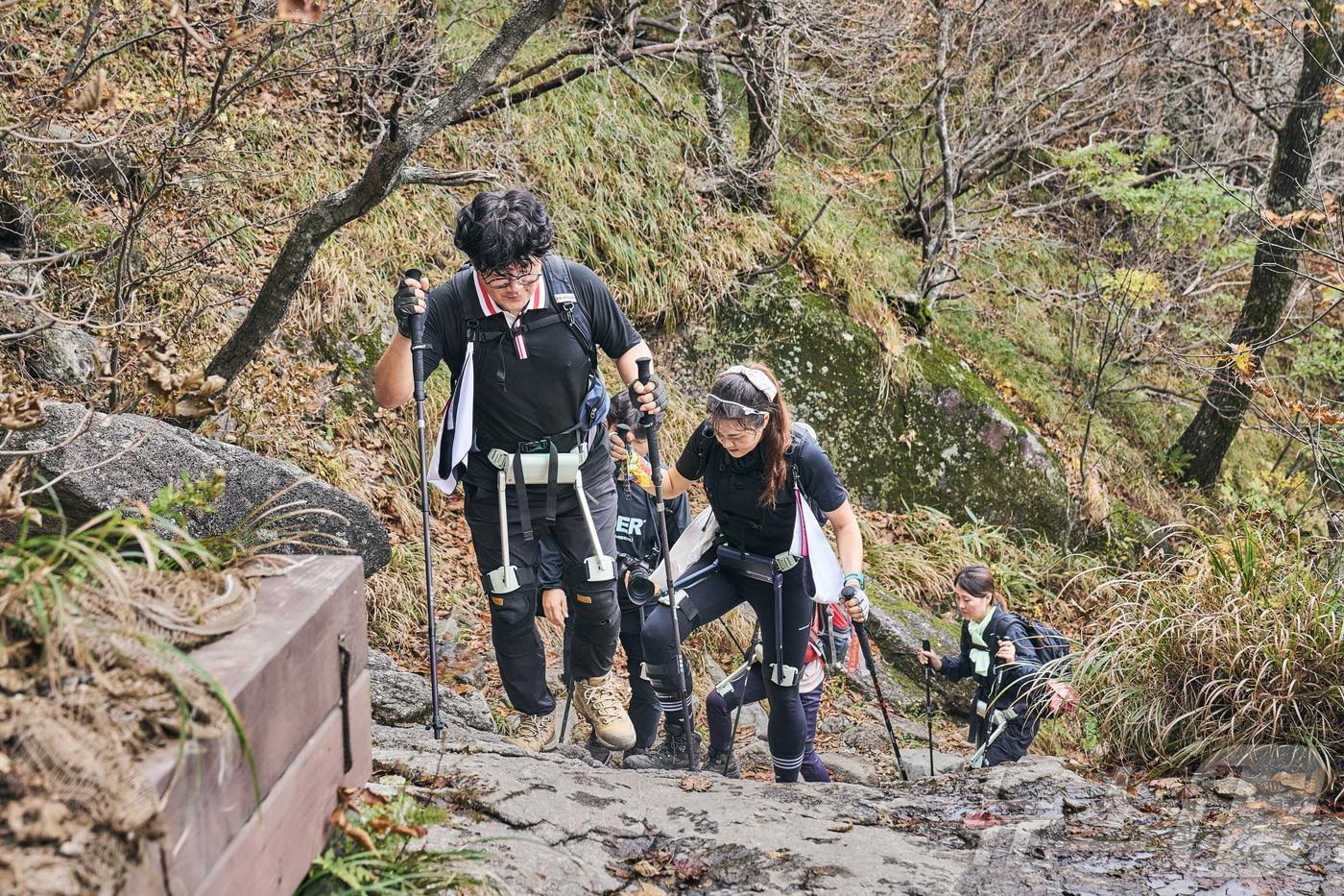 보행보조 웨어러블 로봇 착용 산행 장면&#40;지리산국립공원경남사무소 제공&#41;.