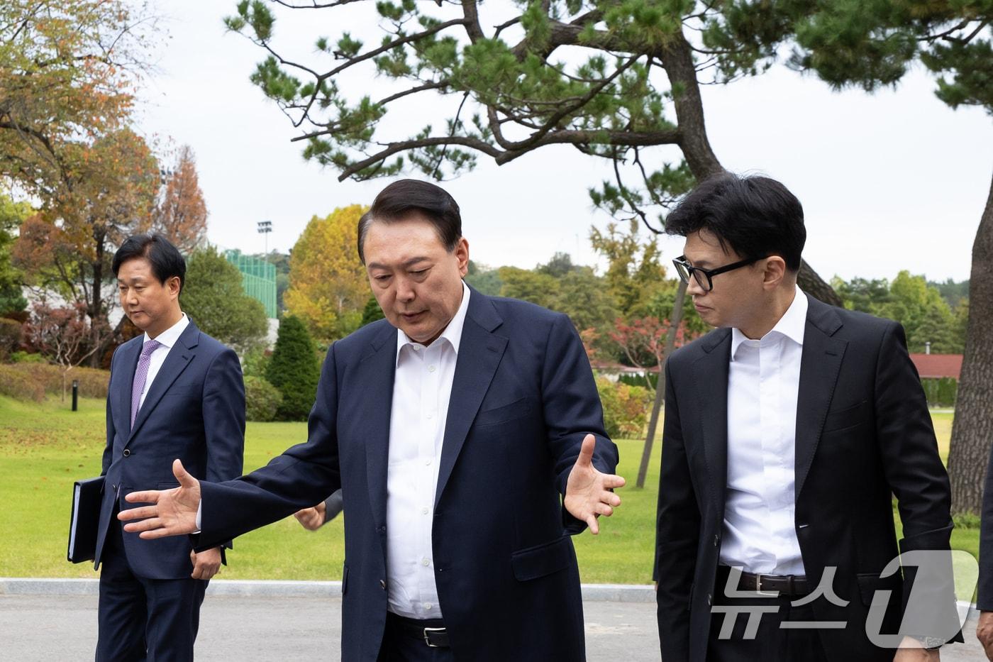 윤석열 대통령이 21일 서울 용산 대통령실청사 파인그라스 앞에서 한동훈 국민의힘 대표와 대화를 하고 있다. &#40;대통령실 제공&#41; 2024.10.21/뉴스1 ⓒ News1 송원영 기자