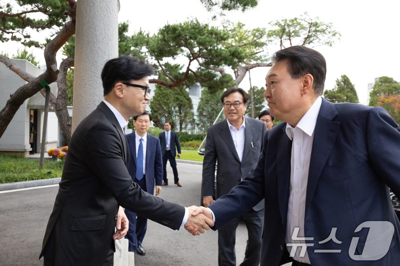 윤석열 대통령이 21일 서울 용산 대통령실 파인그라스 앞에서 한동훈 국민의힘 대표와 인사를 나누고 있다. &#40;대통령실 제공&#41; 2024.10.21/뉴스1 ⓒ News1 송원영 기자