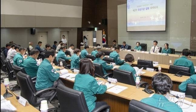 11일 용산구청 중회의실에서 핼러윈데이 대비 2차 유관기관 합동 대책 회의가 진행되는 모습, &#40;용산구 제공&#41;