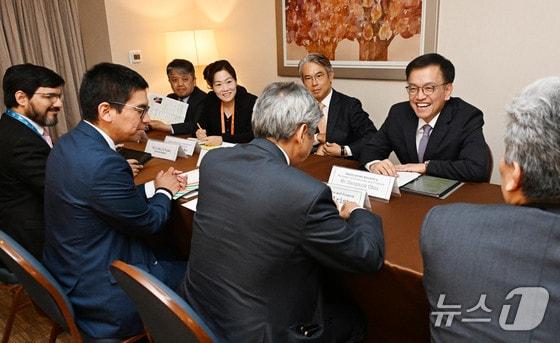 아시아 태평양 경제협력체&#40;APEC&#41; 재무장관회의 참석차 페루 리마를 방문중인 최상목 경제부총리 겸 기획재정부 장관이 20일&#40;현지시간&#41; 오후 스위소텔에서 호세 아리스타 페루 재무장관과 면담하고 있다. &#40;기획재정부 제공&#41; 2024.10.21/뉴스1