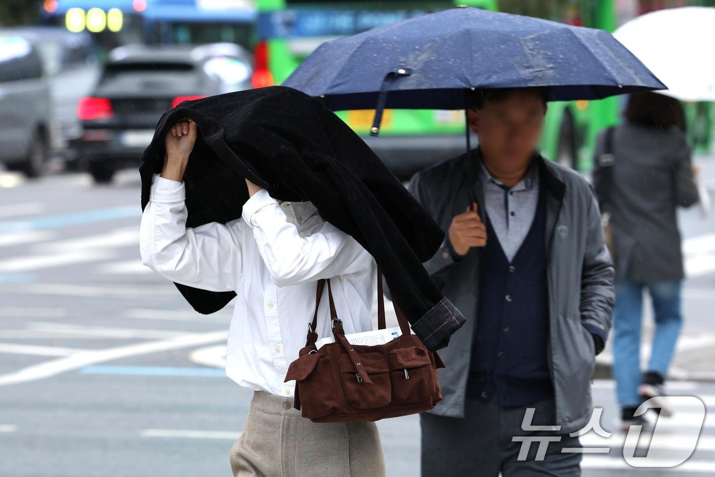 서울 광화문네거리에서 우산을 쓴 시민들이 출근하고 있다. ⓒ News1 신웅수 기자