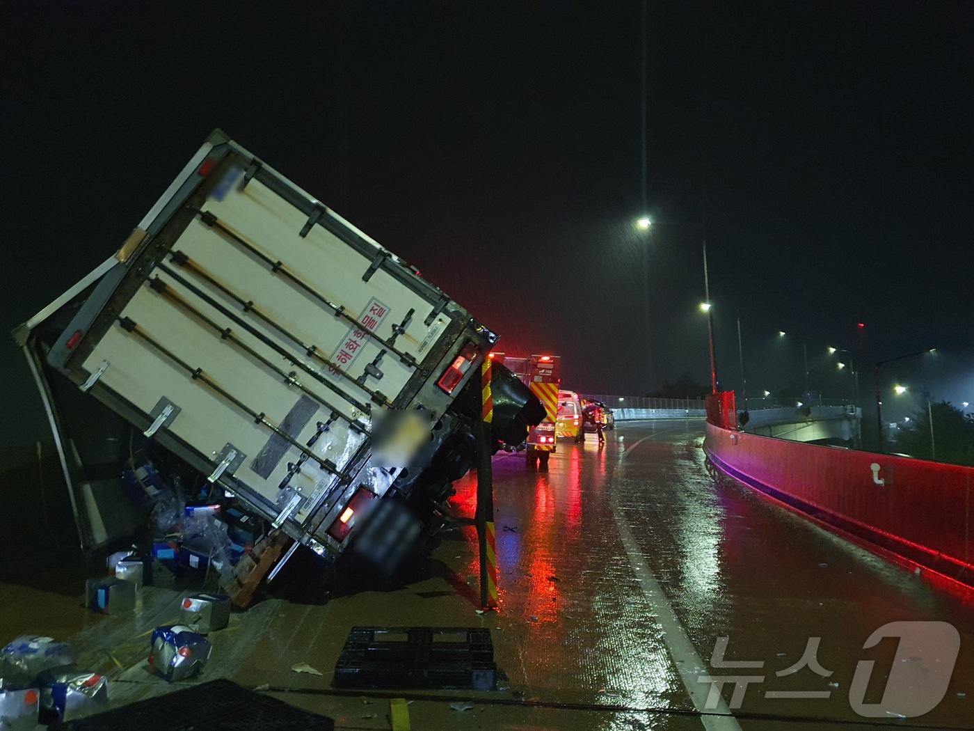 22일 오전 1시 43분쯤 부산 금정구 부산외곽순환고속도로 노포분기점 램프 구간에서 운행 중이던 17톤 화물차가 빗길에 미끄러졌다.&#40;부산경찰청 제공&#41; 