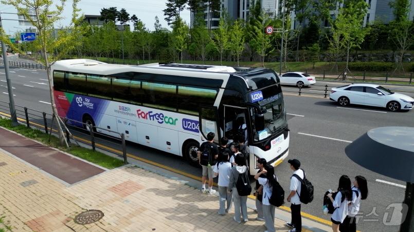 파주 운정신도시를 중심으로 전국 최초로 운행 중인 학생전용 통학버스 &#39;파프리카&#39; &#40;파주시 제공&#41;