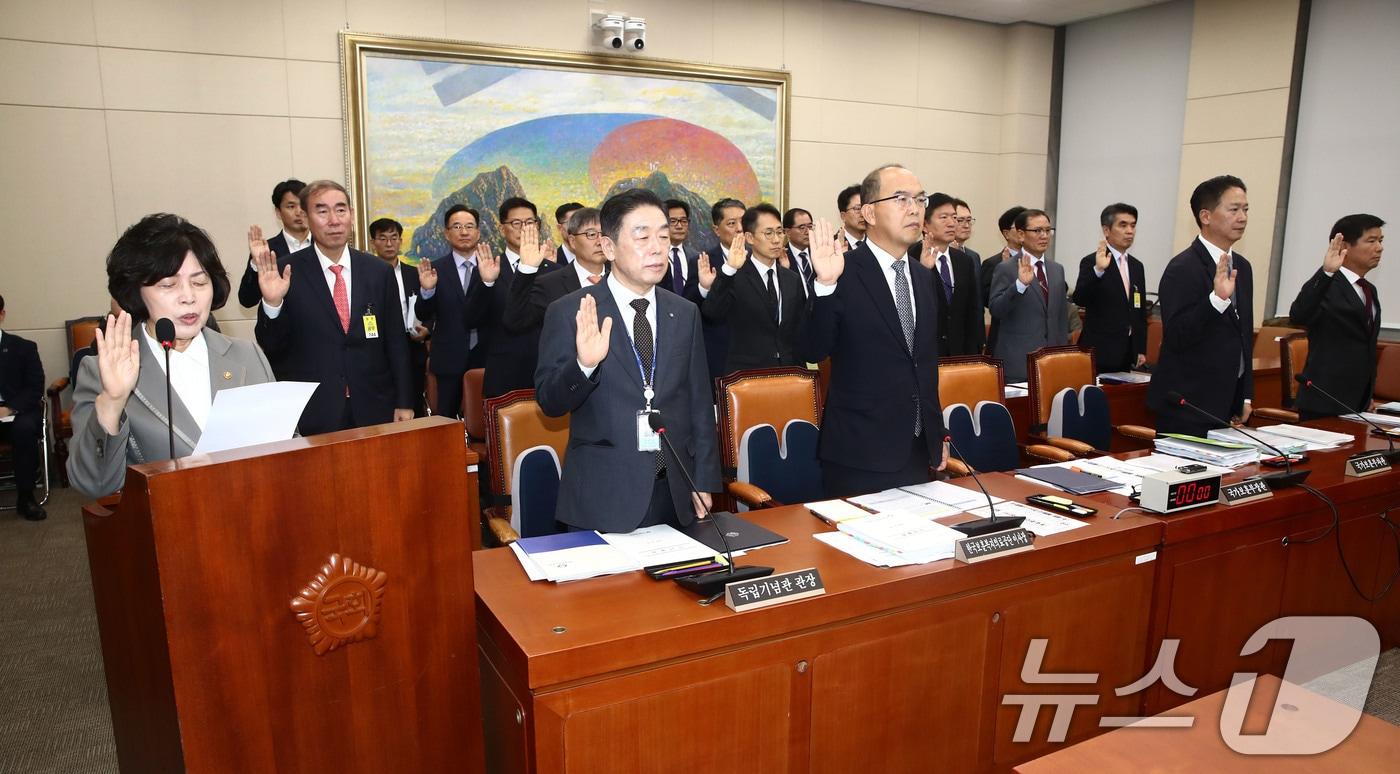 강정애 국가보훈부장관과 김형석 독립기념관장 등이 22일 오전 서울 여의도 국회에서 열린 정무위원회의 국가보훈부, 둑립기념관 등에 대한 국정감사에 출석해 선서하고 있다. 2024.10.22/뉴스1 ⓒ News1 이광호 기자