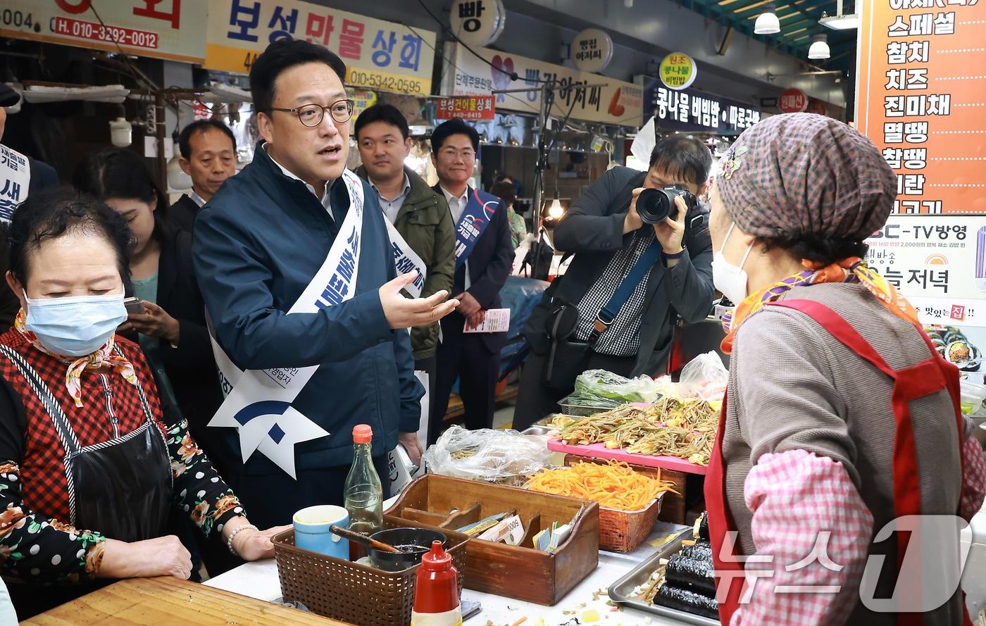 김병환 금융위원회 위원장이 22일 오전 경기도 안양중앙시장을 방문, 관계기관 임직원과 함께 소상공인·자영업자 지원 프로그램인 &#39;새출발기금&#39; 홍보활동을 하고 있다. &#40;금융위원회 제공&#41; 2024.10.22/뉴스1