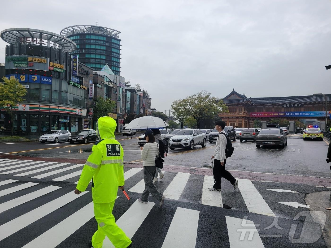 22일 전북경찰청이 제22차 세계한인비즈니스대회 개막을 맞이해 집중 교통관리에 나서고 있다.&#40;전북경찰청 제공&#41; 2024.10.22/뉴스1