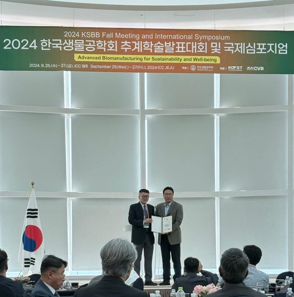 2024 한국생물공학회 &#39;유영제 교육상&#39;을 수상한 김준형 동아대학교 화학공학과 교수. &#40;동아대 제공&#41;