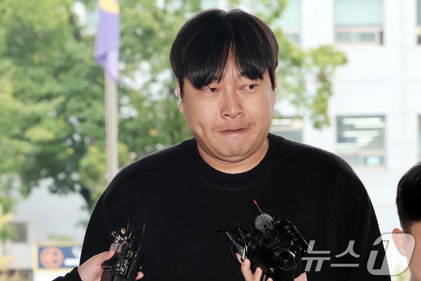 인터넷 불법 도박 사실을 털어놓은 개그맨 이진호가 22일 오후 서울 강남경찰서에 피의자 신분으로 출석하고 있다. 2024.10.22/뉴스1 ⓒ News1 이동해 기자