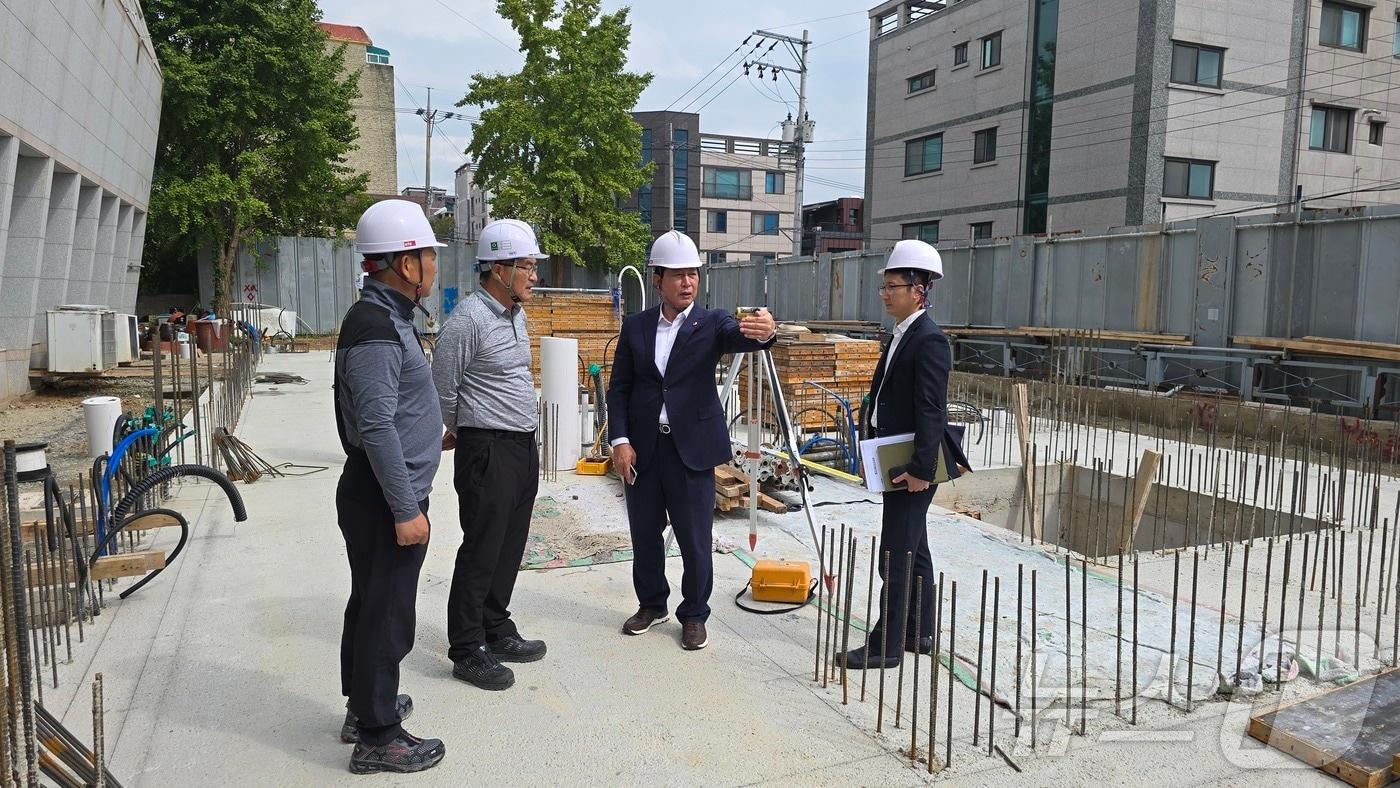 울산시의회 홍유준 의원이 22일 오후 울산 중구 장애인종합복지관 내에 건립 중인 발달장애인거점센터 건립 현장을 점검하고 공사 진행 상황을 살펴봤다고 밝혔다.&#40;울산시의회 제공&#41;