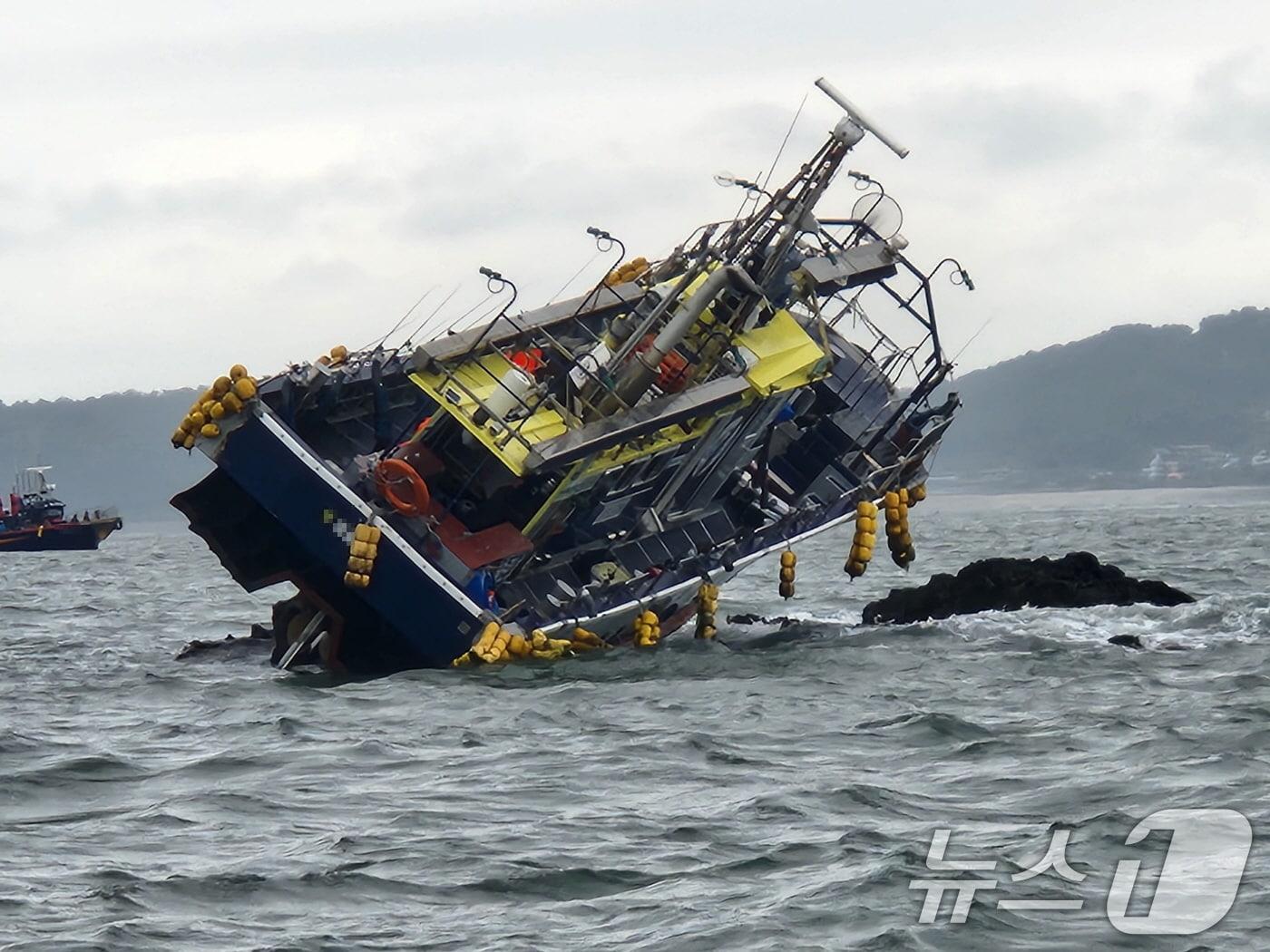 인천해양경찰서는 22일 오전 인천 옹진군 자월도 인근 해상에서 낚시어선 A호가 좌초돼 긴급 구조에 나섰다고 밝혔다. 인천해경은 오전 9시 39분께 승선원 19명 전원을 경비함정으로 이동시켜 구조 완료했으며 구조된 인원 전원 건강상 이상은 없는 것으로 파악됐다. &#40;인천해경 제공&#41; 2024.10.22/뉴스1