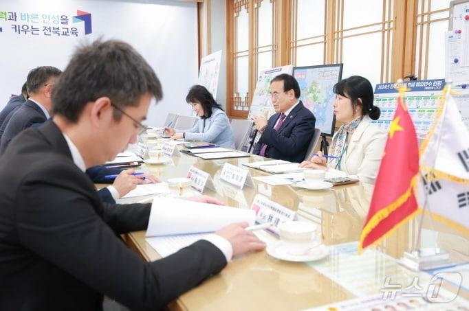 중국 산동성 정부 관계자들이 22일 전북교육청을 방문해 교육분야 협력 등에 대해 논의했다.&#40;전북교육청 제공&#41;/뉴스1