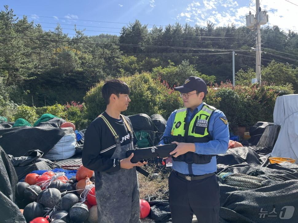 완도해경의 고향사랑기부제 답례품 &#39;해양활동 안전배송서비스&#39; 선물하는 모습.&#40;완도해경 제공&#41;2024.10.22/뉴스1