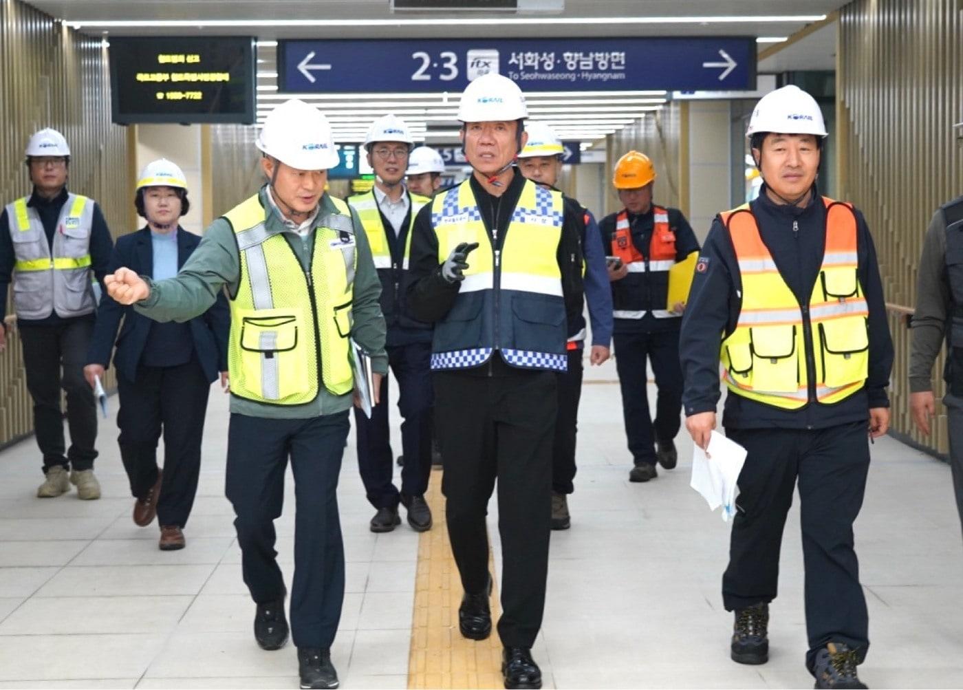 한문희 코레일 사장&#40;가운데&#41;이 22일 서해선을 점검하고 있다.&#40;한국철도공사 제공&#41;