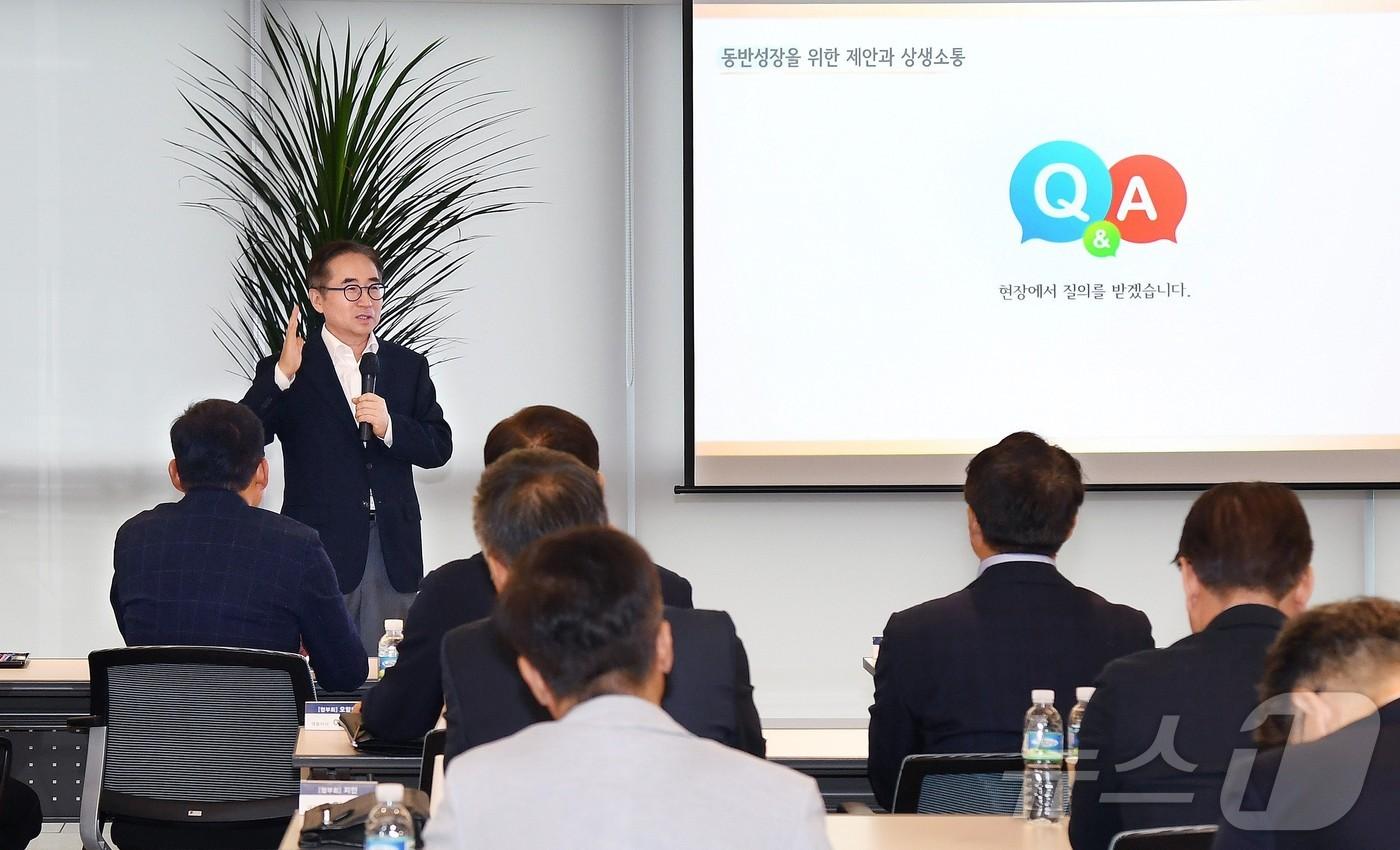 장덕현 삼성전기 사장이 지난 22일 협력사를 방문해 질문에 답변하고 있다&#40;삼성전기 제공&#41;. ⓒ 뉴스1