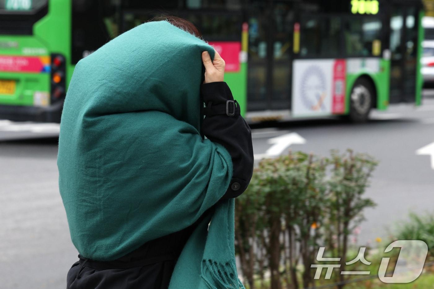 절기상 서리가 내린다는 &#39;상강&#40;霜降&#41;&#39;인 23일 오전 서울 광화문네거리에서 한 시민이 목도리로 얼굴을 두르고 있다. 기상청은 이날 찬바람이 강하게 불며 춥고 내일 아침 서울 최저 기온이 7도까지 떨어질 것으로 예보했다. 2024.10.23/뉴스1 ⓒ News1 신웅수 기자