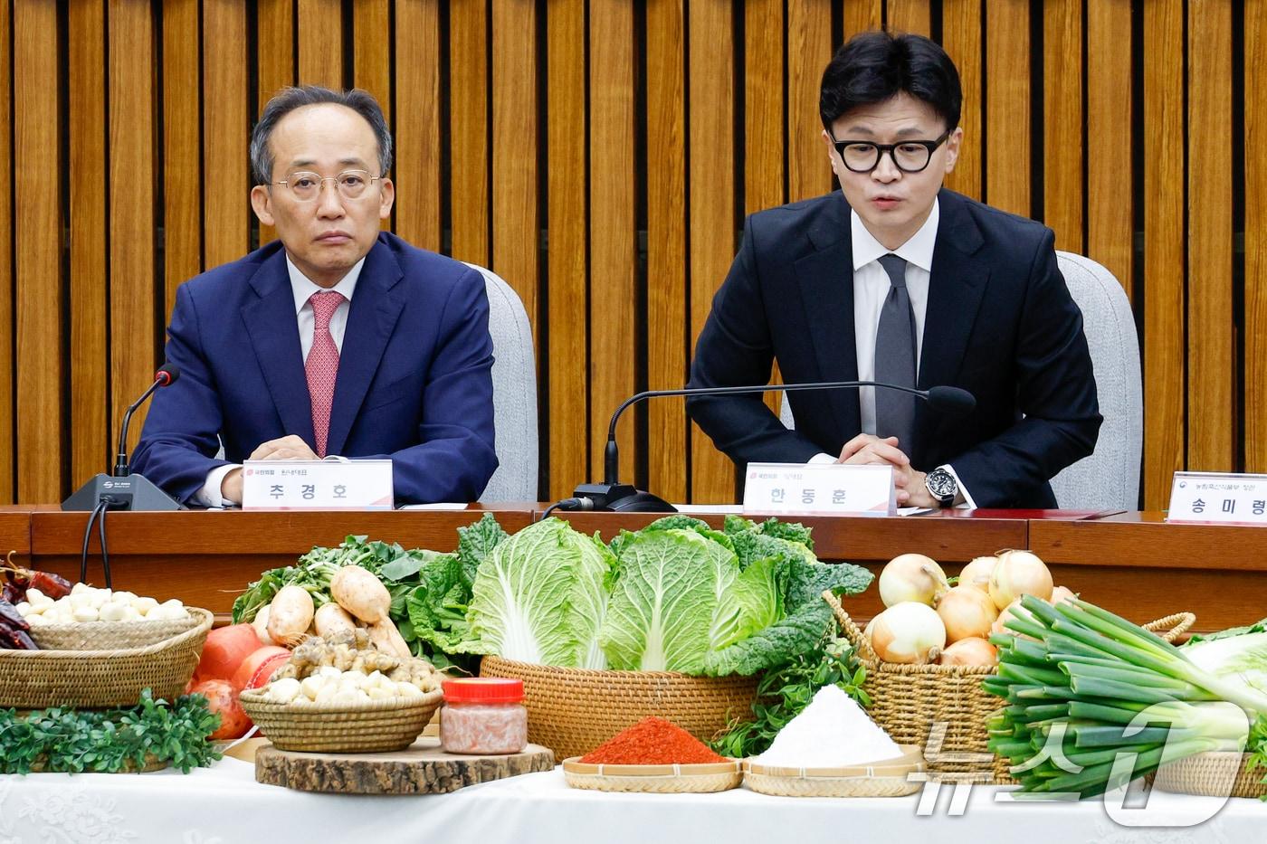 한동훈 국민의힘 대표가 23일 오전 서울 여의도 국회에서 열린 김장재료 수급 안정방안 민당정 협의회에서 앞에 놓인 배추, 양파, 새우젓 등 김장재료를 살펴보고 있다. 왼쪽은 추경호 원내대표. 2024.10.23/뉴스1 ⓒ News1 안은나 기자