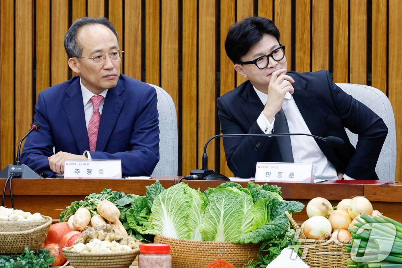 한동훈 국민의힘 대표&#40;오른쪽&#41;와 추경호 원내대표가 서울 여의도 국회에서 열린 김장재료 수급 안정방안 민당정 협의회에서 남인숙 한국소비자단체협의회장 발언을 듣고 있다. 2024.10.23/뉴스1 ⓒ News1 안은나 기자