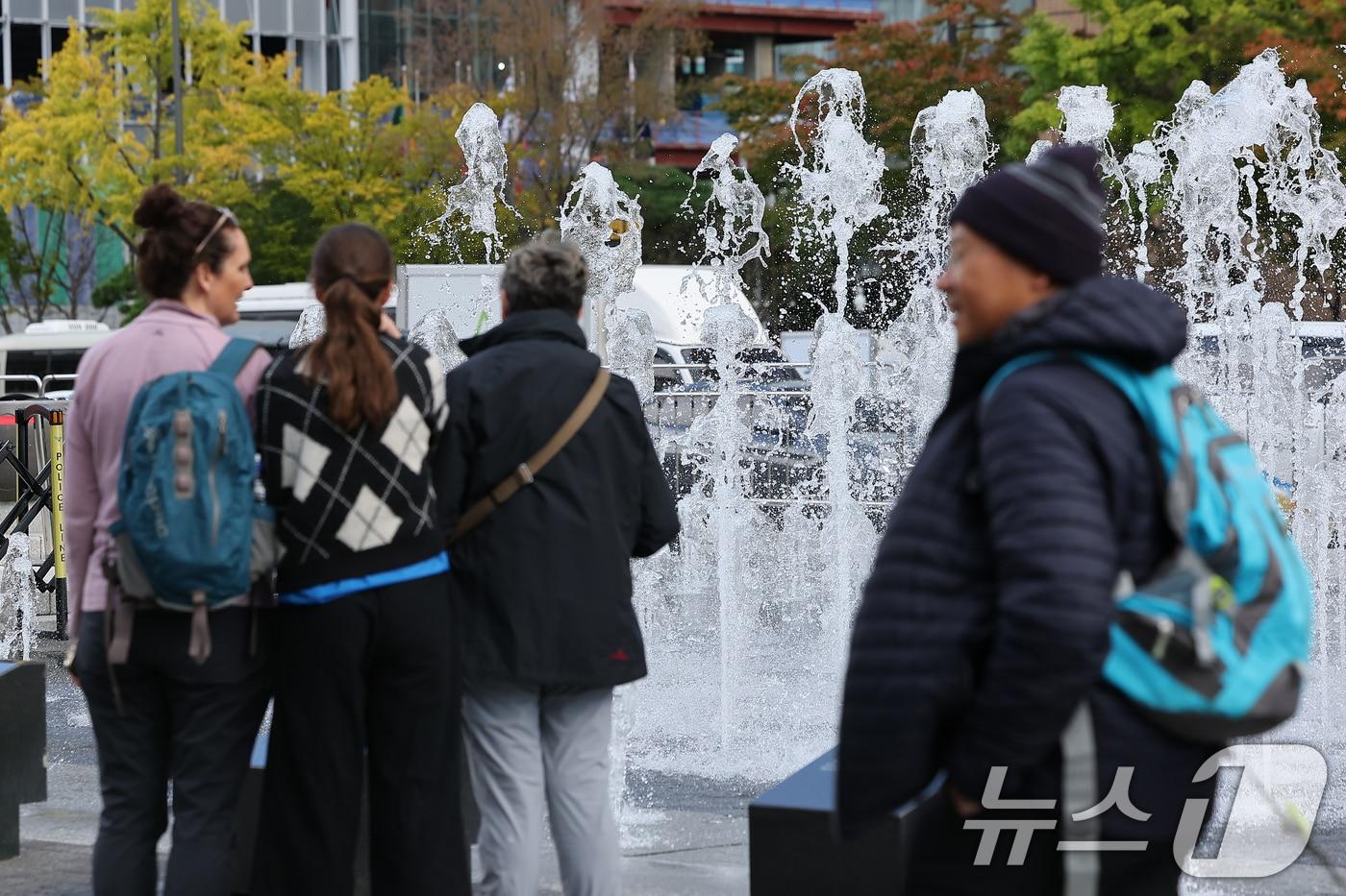 서울 광화문광장을 찾은 외국인 관광객들이 분수대를 감상하고 있다. ⓒ News1 김진환 기자