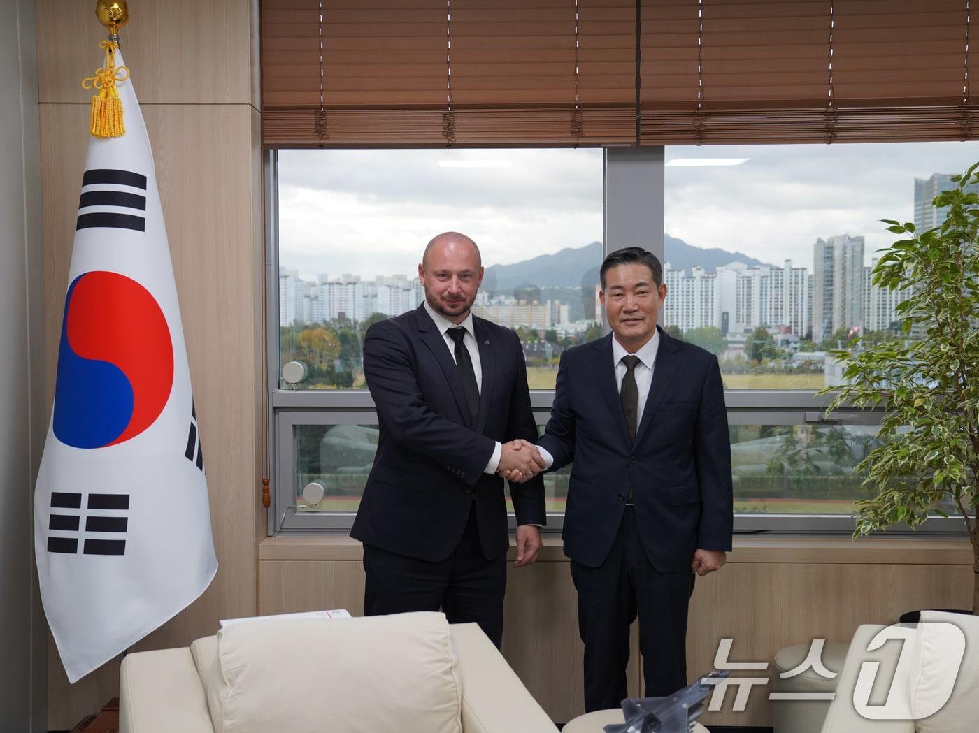 신원식 국가안보실장이 23일 서울 용산 대통령실에서 안제이 두다 폴란드 대통령의 국빈 방문을 수행해 한국을 찾은 야첵 시에비에라 폴란드 대통령실 국가안보실장과 악수하고 있다. &#40;대통령실 제공&#41; 2024.10.23/뉴스1 ⓒ News1 송원영 기자