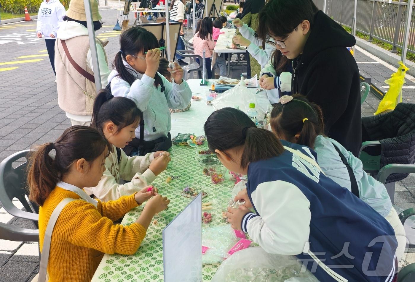 충북교육청 환경교육센터 와우가 23일 11회 충북환경교육한마당을 진행하고 있다.&#40;충북교육청 제공&#41;/뉴스1