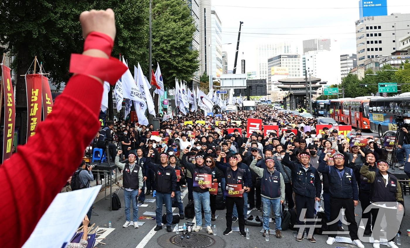 전국철도노동조합&#40;철도노조&#41; 조합원들이 23일 오후 서울역 앞 태평로 일대에서 열린 철도노동자 총력결의대회에서 기본급 인상 등을 촉구하는 구호를 외치고 있다. 2024.10.23/뉴스1 ⓒ News1 구윤성 기자