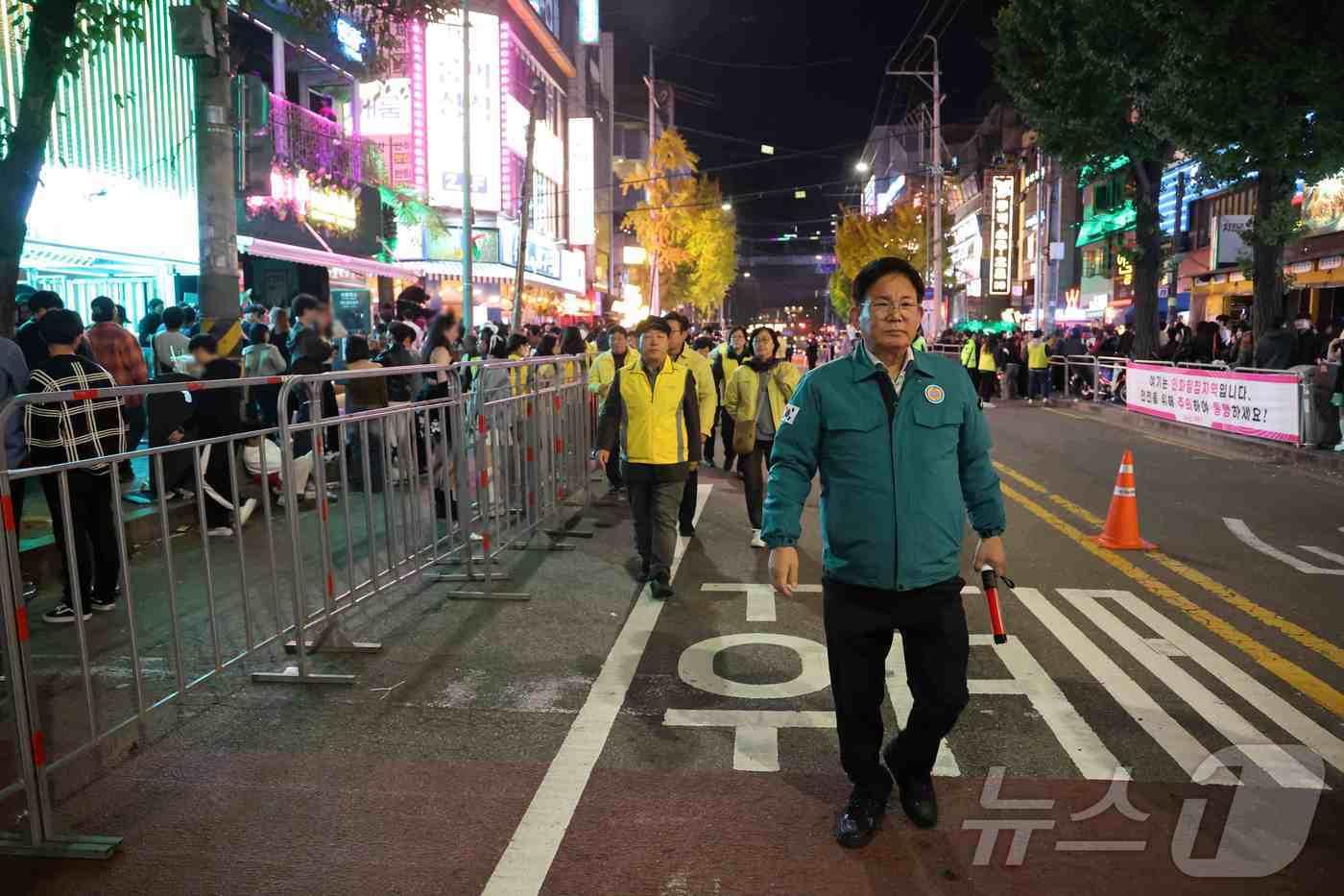  지난해 핼러윈 데이 행사에서 안전을 점검하는 박강수 구청장&#40;마포구 제공&#41;