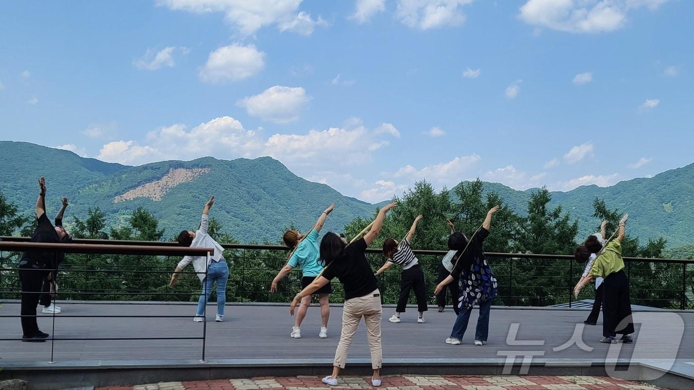 23일 충북 충주 수피아세상은 수안보상록호텔 이용자에게 산림 치유 프로그램을 제공한다고 밝혔다. 사진은 건강 체조.&#40;수피아세상 제공&#41;/뉴스1 