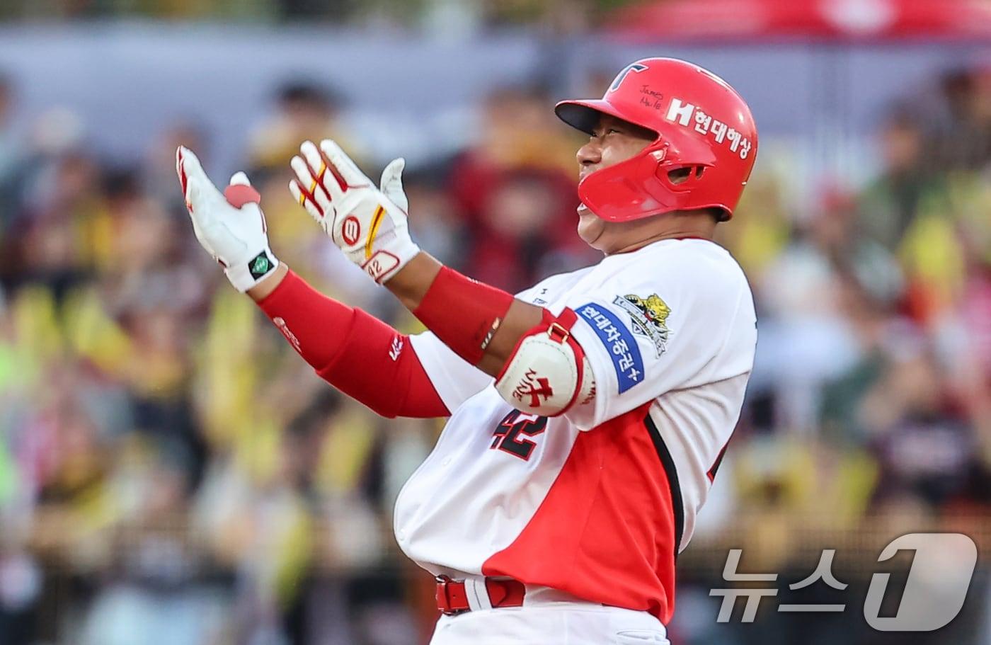 23일 오후 광주 기아챔피언스필드에서 재개된 프로야구 &#39;2024 신한 SOL 뱅크 KBO 포스트시즌&#39; 한국시리즈 1차전 서스펜디드 게임 삼성 라이온즈와 기아 타이거즈의 경기, 8회말 2사 1루 상황에서 KIA 김태군이 1타점 2루타를 치고 기뻐하고 있다. 2024.10.23/뉴스1 ⓒ News1 김도우 기자