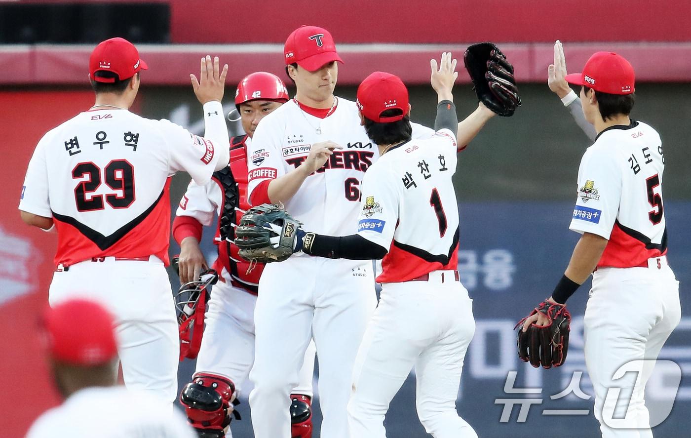 23일 오후 광주 기아챔피언스필드에서 재개된 프로야구 &#39;2024 신한 SOL 뱅크 KBO 포스트시즌&#39; 한국시리즈 1차전 서스펜디드 게임 삼성 라이온즈와 KIA 타이거즈의 경기에서 5-1로 승리한 KIA 선수들이 마운드에 모여 하이파이브를 나누고 있다. 2024.10.23/뉴스1 ⓒ News1 오대일 기자