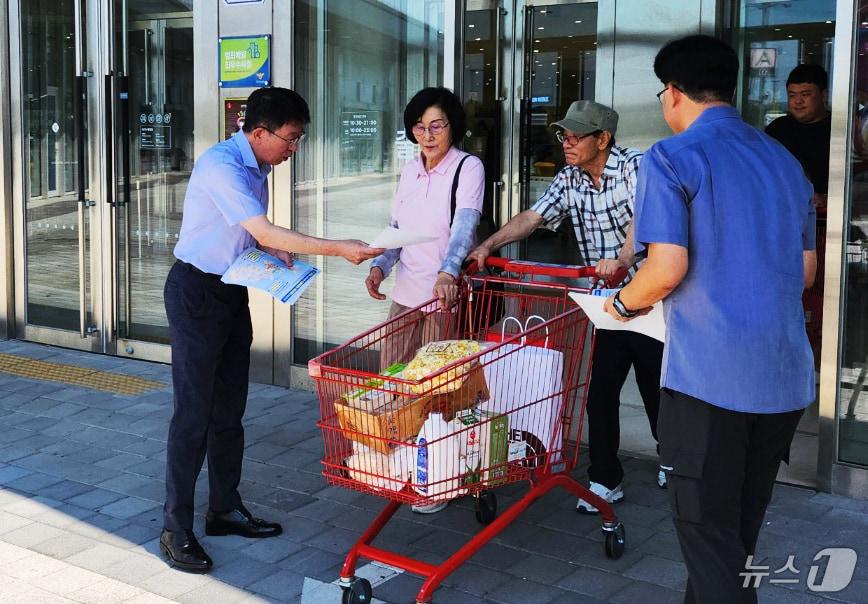 광주시 공무원들이 전남 무안에서 무안 주민을 대상으로 광주 민·군공항 무안 통합 이전 홍보 작업을 벌이고 있다.&#40;광주시 제공&#41;2024.10.23/뉴스1 