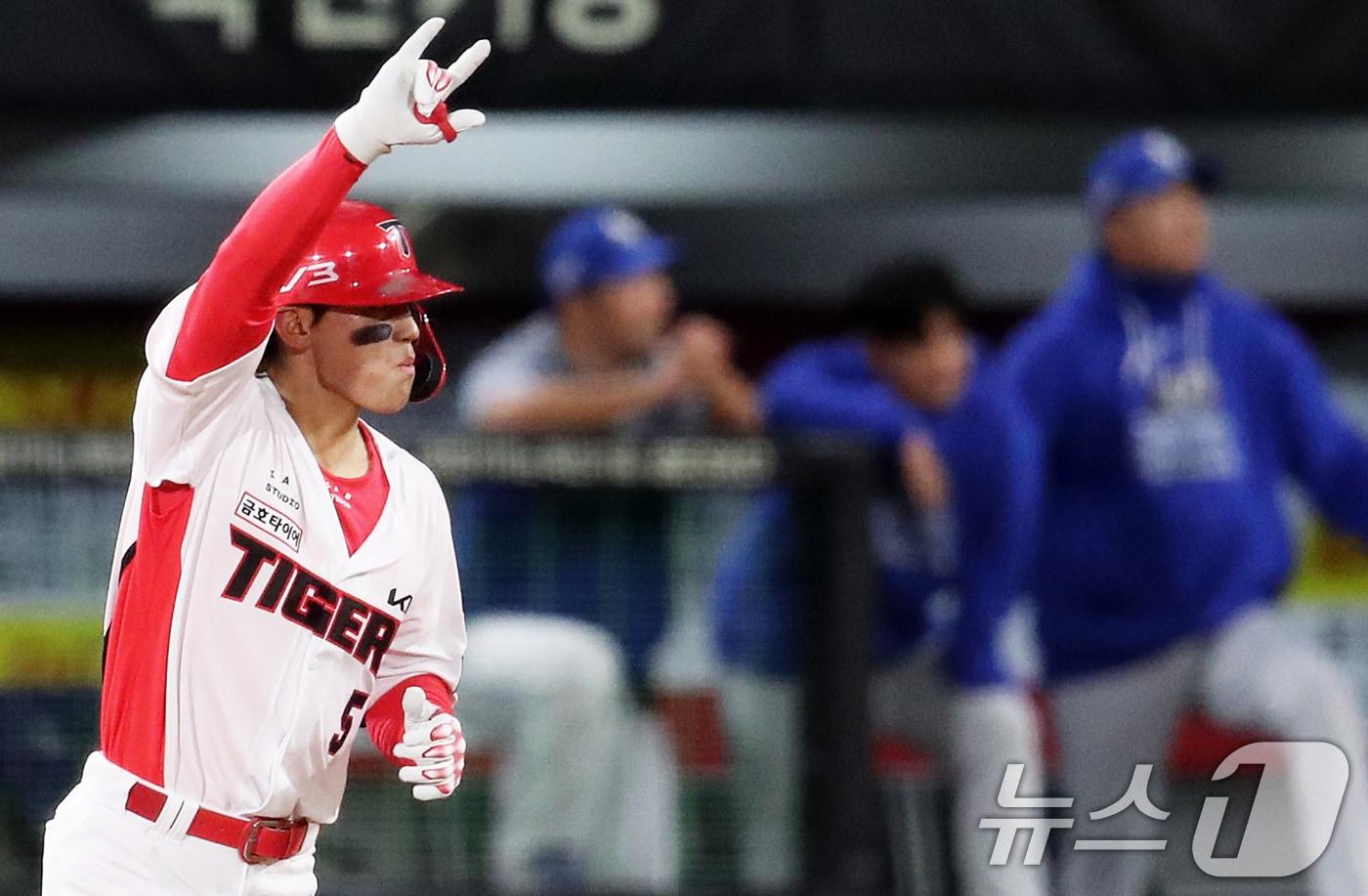 23일 오후 광주 기아챔피언스필드에서 열린 프로야구 &#39;2024 신한 SOL 뱅크 KBO 포스트시즌&#39; 한국시리즈 2차전 삼성 라이온즈와 KIA 타이거즈의 경기, 2회말 기아 공격 2사에서 KIA 김도영이 솔로 홈런을 쏘아올린후 다이아몬드를 돌며 기뻐하고 있다. 2024.10.23/뉴스1 ⓒ News1 오대일 기자