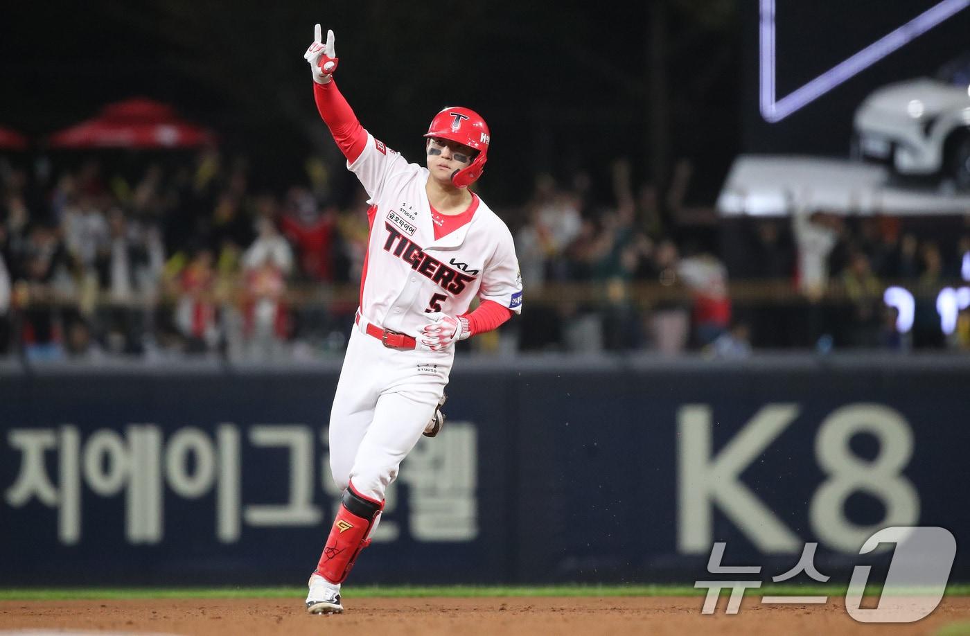 23일 오후 광주 북구 기아챔피언스필드에서 열린 프로야구 &#39;2024 신한 SOL 뱅크 KBO 포스트시즌&#39; 한국시리즈 2차전 삼성 라이온즈와 KIA 타이거즈의 경기, 2회말 2사 주자없는 상황에서 KIA 김도영이 1점 홈런을 치고 베이스를 돌고 있다. 2024.10.23/뉴스1 ⓒ News1 임세영 기자