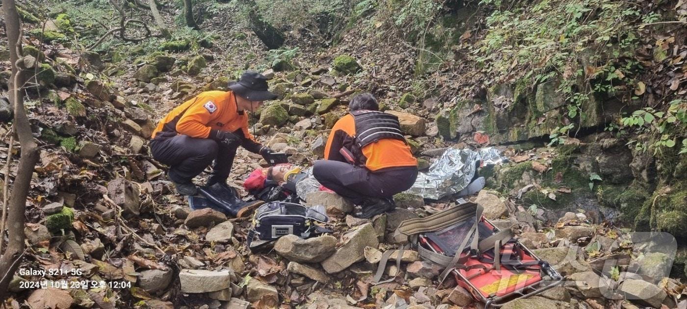 23일 무주 구리골산에서 약초 채집을 하던 60대 남성이 10m 아래로 추락했다.&#40;전북자치도소방본부 제공&#41; 2024.10.23/뉴스1