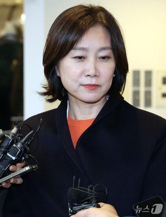 허은아 개혁신당 당대표가 23일 오후 서울 송파구 아산병원 장례식장에 마련된 고&#40;故&#41; 이상득 전 의원 빈소를 찾아 조문한 뒤 취재진과 인터뷰를 하고 있다. 제17대 국회에서 국회부의장을 지낸 이 전 의원은 이날 향년 89세, 노환으로 별세했다. 발인은 26일 오전 6시30분 서울 강남구 소망교회 선교관에서 엄수될 예정이다. 2024.10.23/뉴스1 ⓒ News1 김진환 기자