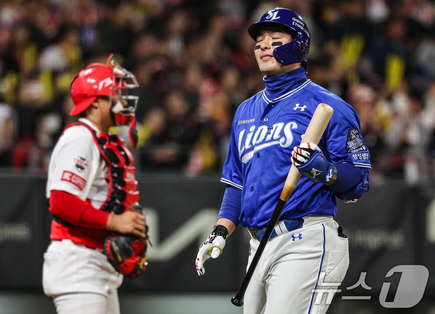 23일 오후 광주 북구 기아챔피언스필드에서 열린 프로야구 &#39;2024 신한 SOL 뱅크 KBO 포스트시즌&#39; 한국시리즈 2차전 삼성 라이온즈와 KIA 타이거즈의 경기, 8회초 선두타자 삼성 박병호가 KIA 장현식에 삼진아웃 당한뒤 아쉬워하고 있다. 2024.10.23/뉴스1 ⓒ News1 김도우 기자